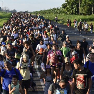 La madrugada de este jueves, más de mil 500 migrantes emprendieron una nueva caravana desde Tapachula, México, con el objetivo de alcanzar la frontera de Estados Unidos antes de que el expresidente Donald Trump asuma nuevamente el cargo. Este movimiento migratorio se da en un contexto de creciente preocupación, ya que se anticipan tensiones y amenazas de nuevas leyes que podrían endurecer los requisitos de entrada al país