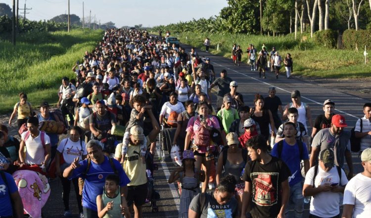 La madrugada de este jueves, más de mil 500 migrantes emprendieron una nueva caravana desde Tapachula, México, con el objetivo de alcanzar la frontera de Estados Unidos antes de que el expresidente Donald Trump asuma nuevamente el cargo. Este movimiento migratorio se da en un contexto de creciente preocupación, ya que se anticipan tensiones y amenazas de nuevas leyes que podrían endurecer los requisitos de entrada al país