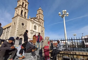 Carlos Mayorga, director de la organización Ángeles Mensajeros, ha lanzado una advertencia urgente a las autoridades de Ciudad Juárez ante el inminente aumento en el número de migrantes que llegarán a la frontera en los próximos días. Según Mayorga, el aumento en el flujo migratorio está relacionado con el temor de que la administración del presidente Donald Trump implemente políticas más estrictas, lo que ha impulsado a cientos de familias a intentar llegar a Estados Unidos antes de que él asuma la presidencia.