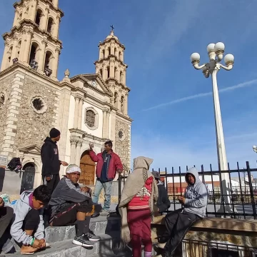 Carlos Mayorga, director de la organización Ángeles Mensajeros, ha lanzado una advertencia urgente a las autoridades de Ciudad Juárez ante el inminente aumento en el número de migrantes que llegarán a la frontera en los próximos días. Según Mayorga, el aumento en el flujo migratorio está relacionado con el temor de que la administración del presidente Donald Trump implemente políticas más estrictas, lo que ha impulsado a cientos de familias a intentar llegar a Estados Unidos antes de que él asuma la presidencia.