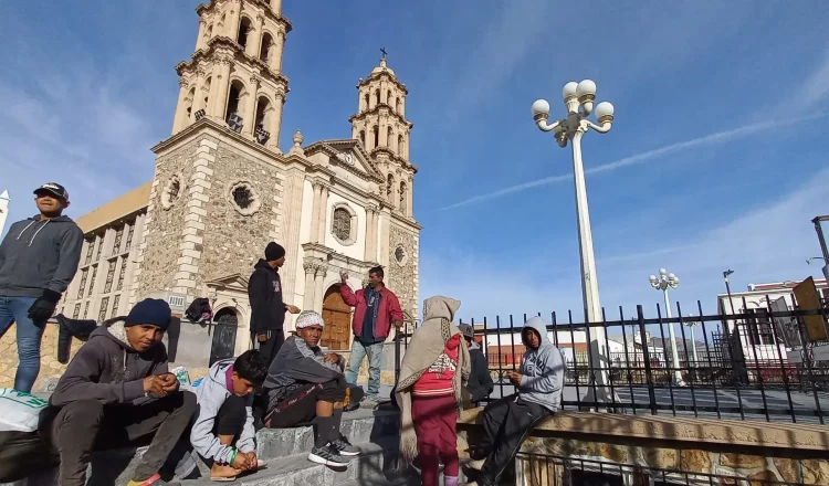 Carlos Mayorga, director de la organización Ángeles Mensajeros, ha lanzado una advertencia urgente a las autoridades de Ciudad Juárez ante el inminente aumento en el número de migrantes que llegarán a la frontera en los próximos días. Según Mayorga, el aumento en el flujo migratorio está relacionado con el temor de que la administración del presidente Donald Trump implemente políticas más estrictas, lo que ha impulsado a cientos de familias a intentar llegar a Estados Unidos antes de que él asuma la presidencia.