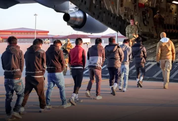 Este martes 28 de enero, un avión de la Fuerza Aeroespacial Colombiana (FAC) aterrizó en el aeropuerto El Dorado de Bogotá, trayendo de regreso a 110 colombianos deportados desde Estados Unidos. La noticia, que marca un hito histórico en las relaciones entre Colombia y EE. UU., no solo se destaca por la repatriación, sino también por el enfoque que el presidente colombiano, Gustavo Petro, le dio a la situación. "Son libres, dignos, sin estar esposados y están en su patria donde se les quiere", expresó Petro en un mensaje publicado en X, la red social antes conocida como Twitter. El mandatario subrayó que el migrante no es un delincuente, sino un ser humano que busca oportunidades de trabajo y una vida mejor.