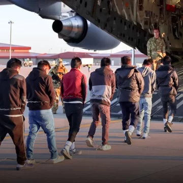 Este martes 28 de enero, un avión de la Fuerza Aeroespacial Colombiana (FAC) aterrizó en el aeropuerto El Dorado de Bogotá, trayendo de regreso a 110 colombianos deportados desde Estados Unidos. La noticia, que marca un hito histórico en las relaciones entre Colombia y EE. UU., no solo se destaca por la repatriación, sino también por el enfoque que el presidente colombiano, Gustavo Petro, le dio a la situación. "Son libres, dignos, sin estar esposados y están en su patria donde se les quiere", expresó Petro en un mensaje publicado en X, la red social antes conocida como Twitter. El mandatario subrayó que el migrante no es un delincuente, sino un ser humano que busca oportunidades de trabajo y una vida mejor.