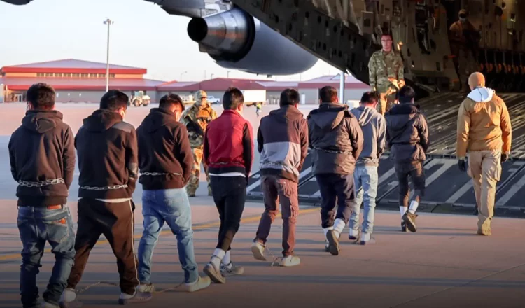 Este martes 28 de enero, un avión de la Fuerza Aeroespacial Colombiana (FAC) aterrizó en el aeropuerto El Dorado de Bogotá, trayendo de regreso a 110 colombianos deportados desde Estados Unidos. La noticia, que marca un hito histórico en las relaciones entre Colombia y EE. UU., no solo se destaca por la repatriación, sino también por el enfoque que el presidente colombiano, Gustavo Petro, le dio a la situación. "Son libres, dignos, sin estar esposados y están en su patria donde se les quiere", expresó Petro en un mensaje publicado en X, la red social antes conocida como Twitter. El mandatario subrayó que el migrante no es un delincuente, sino un ser humano que busca oportunidades de trabajo y una vida mejor.