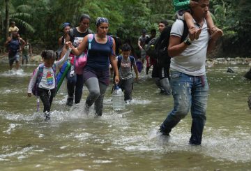 Los migrantes que atraviesan la peligrosa selva del Darién, ubicada entre Colombia y Panamá, enfrentan una crisis de salud sin precedentes. Según un informe de la Organización Panamericana de la Salud (OPS), aquellos que provienen de América del Sur se encuentran con severos problemas de salud debido a la falta de acceso a servicios médicos básicos. Las enfermedades como el dengue y las infecciones de transmisión sexual (ITS), que proliferan en esta región, son frecuentes, pero lo más alarmante es la baja percepción de riesgo que tienen los migrantes respecto a estas dolencias, lo que agrava aún más su situación.