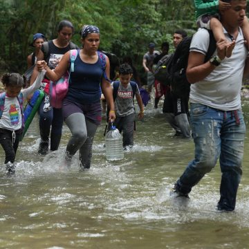 Los migrantes que atraviesan la peligrosa selva del Darién, ubicada entre Colombia y Panamá, enfrentan una crisis de salud sin precedentes. Según un informe de la Organización Panamericana de la Salud (OPS), aquellos que provienen de América del Sur se encuentran con severos problemas de salud debido a la falta de acceso a servicios médicos básicos. Las enfermedades como el dengue y las infecciones de transmisión sexual (ITS), que proliferan en esta región, son frecuentes, pero lo más alarmante es la baja percepción de riesgo que tienen los migrantes respecto a estas dolencias, lo que agrava aún más su situación.