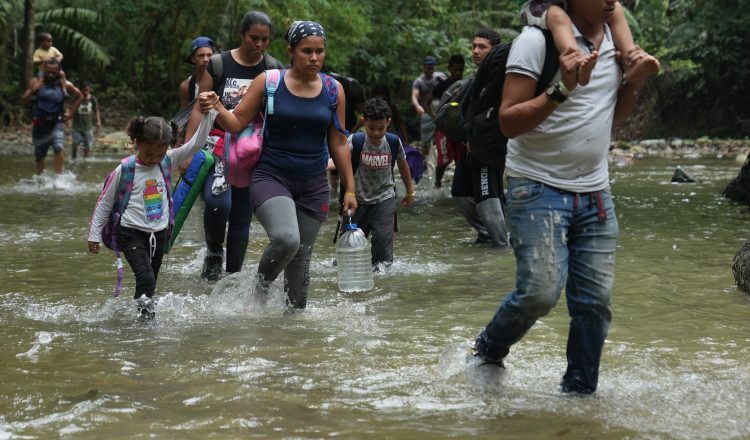 Los migrantes que atraviesan la peligrosa selva del Darién, ubicada entre Colombia y Panamá, enfrentan una crisis de salud sin precedentes. Según un informe de la Organización Panamericana de la Salud (OPS), aquellos que provienen de América del Sur se encuentran con severos problemas de salud debido a la falta de acceso a servicios médicos básicos. Las enfermedades como el dengue y las infecciones de transmisión sexual (ITS), que proliferan en esta región, son frecuentes, pero lo más alarmante es la baja percepción de riesgo que tienen los migrantes respecto a estas dolencias, lo que agrava aún más su situación.