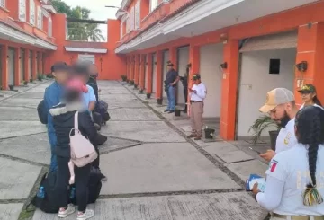 Este lunes, un operativo de las autoridades mexicanas en el municipio de Puerto Madero, ubicado en el estado de Chiapas, resultó en la detención de un grupo de migrantes que se encontraban en un hotel de la localidad. La intervención fue producto de una denuncia anónima que alertó sobre la posible retención de estas personas en contra de su voluntad, lo que llevó a las autoridades a realizar un despliegue de fuerzas de seguridad para asegurar su bienestar y verificar su situación migratoria.