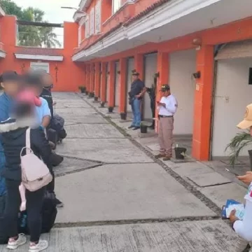 Este lunes, un operativo de las autoridades mexicanas en el municipio de Puerto Madero, ubicado en el estado de Chiapas, resultó en la detención de un grupo de migrantes que se encontraban en un hotel de la localidad. La intervención fue producto de una denuncia anónima que alertó sobre la posible retención de estas personas en contra de su voluntad, lo que llevó a las autoridades a realizar un despliegue de fuerzas de seguridad para asegurar su bienestar y verificar su situación migratoria.