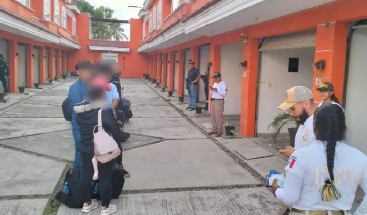 Este lunes, un operativo de las autoridades mexicanas en el municipio de Puerto Madero, ubicado en el estado de Chiapas, resultó en la detención de un grupo de migrantes que se encontraban en un hotel de la localidad. La intervención fue producto de una denuncia anónima que alertó sobre la posible retención de estas personas en contra de su voluntad, lo que llevó a las autoridades a realizar un despliegue de fuerzas de seguridad para asegurar su bienestar y verificar su situación migratoria.