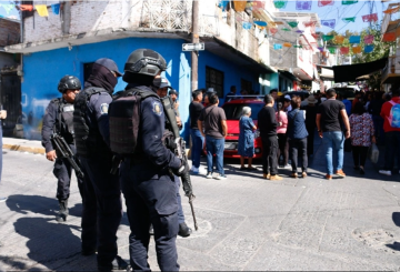 En un trágico incidente ocurrido en el kilómetro 28 de la carretera Panamericana, un grupo de migrantes venezolanos atacó y asesinó a un elemento del Instituto Nacional de Migración (INM). La situación se desató cuando el agente, que estaba comisionado a las brechas cercanas al retén militar, solicitó los documentos de los migrantes, quienes reaccionaron violentamente ante la posibilidad de ser detenidos.