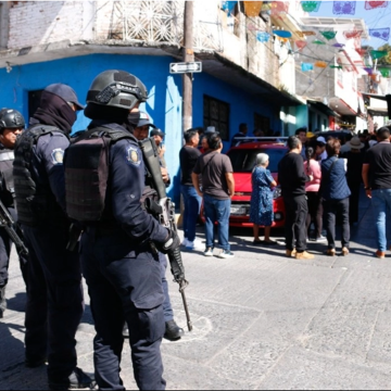 En un trágico incidente ocurrido en el kilómetro 28 de la carretera Panamericana, un grupo de migrantes venezolanos atacó y asesinó a un elemento del Instituto Nacional de Migración (INM). La situación se desató cuando el agente, que estaba comisionado a las brechas cercanas al retén militar, solicitó los documentos de los migrantes, quienes reaccionaron violentamente ante la posibilidad de ser detenidos.