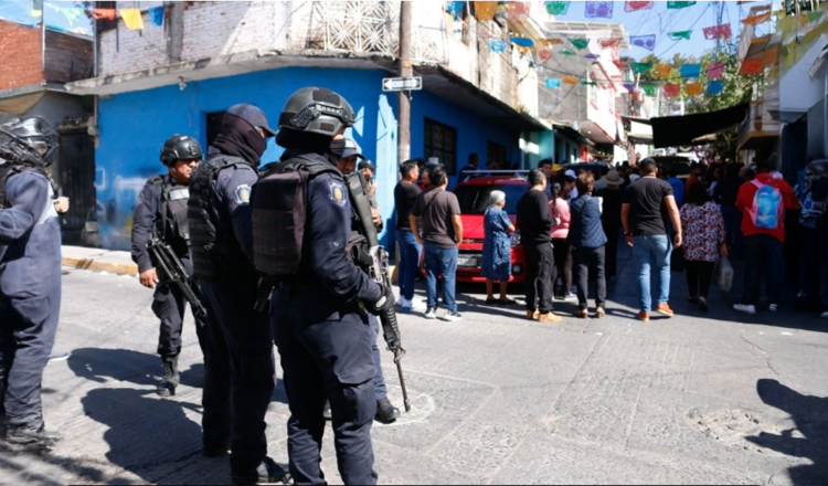 En un trágico incidente ocurrido en el kilómetro 28 de la carretera Panamericana, un grupo de migrantes venezolanos atacó y asesinó a un elemento del Instituto Nacional de Migración (INM). La situación se desató cuando el agente, que estaba comisionado a las brechas cercanas al retén militar, solicitó los documentos de los migrantes, quienes reaccionaron violentamente ante la posibilidad de ser detenidos.