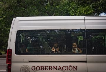 El aumento de migrantes menores en tránsito por México ha alcanzado cifras alarmantes en los últimos años. Según datos recientes de la Unidad de Política Migratoria (2024), el número de niños, niñas y adolescentes procesados por las autoridades mexicanas ha crecido un 514% en comparación con 2018. Este fenómeno refleja no solo la creciente migración hacia los Estados Unidos, sino también el cambio en las dinámicas familiares que marcan el rumbo del éxodo.