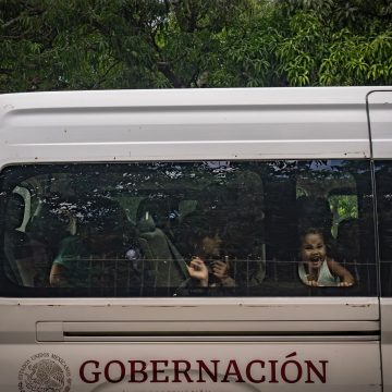 El aumento de migrantes menores en tránsito por México ha alcanzado cifras alarmantes en los últimos años. Según datos recientes de la Unidad de Política Migratoria (2024), el número de niños, niñas y adolescentes procesados por las autoridades mexicanas ha crecido un 514% en comparación con 2018. Este fenómeno refleja no solo la creciente migración hacia los Estados Unidos, sino también el cambio en las dinámicas familiares que marcan el rumbo del éxodo.