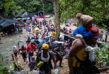 La migración a través de la selva del Darién ha sido un tema candente en los últimos años, especialmente para quienes buscan llegar a Estados Unidos. En una reciente declaración, el presidente de Panamá, José Raúl Mulino, anunció que durante 2024, 302 mil migrantes, en su mayoría de Venezuela, atravesaron esta peligrosa jungla.