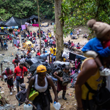 La migración a través de la selva del Darién ha sido un tema candente en los últimos años, especialmente para quienes buscan llegar a Estados Unidos. En una reciente declaración, el presidente de Panamá, José Raúl Mulino, anunció que durante 2024, 302 mil migrantes, en su mayoría de Venezuela, atravesaron esta peligrosa jungla.