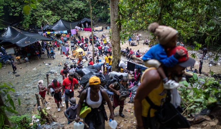 La migración a través de la selva del Darién ha sido un tema candente en los últimos años, especialmente para quienes buscan llegar a Estados Unidos. En una reciente declaración, el presidente de Panamá, José Raúl Mulino, anunció que durante 2024, 302 mil migrantes, en su mayoría de Venezuela, atravesaron esta peligrosa jungla.