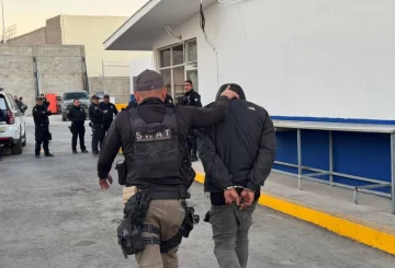 Los dos migrantes señalados como presuntos responsables del asesinato del oficial del Instituto Nacional de Migración (INM), Luis Alberto Olivas García, fueron detenidos y puestos a disposición de un juez federal. Durante su primera audiencia, celebrada el 2 de enero, los acusados, Carlos Arichuga S.M. y David Josué V., decidieron guardar silencio sobre los hechos y renunciaron a su derecho de recibir asistencia consular de sus países. A pesar de que uno de los imputados, Arichuga, tenía doble nacionalidad (venezolano y colombiano), no se solicitó la notificación a Venezuela ni a Colombia sobre el arresto.