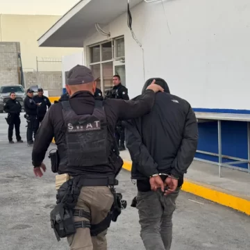 Los dos migrantes señalados como presuntos responsables del asesinato del oficial del Instituto Nacional de Migración (INM), Luis Alberto Olivas García, fueron detenidos y puestos a disposición de un juez federal. Durante su primera audiencia, celebrada el 2 de enero, los acusados, Carlos Arichuga S.M. y David Josué V., decidieron guardar silencio sobre los hechos y renunciaron a su derecho de recibir asistencia consular de sus países. A pesar de que uno de los imputados, Arichuga, tenía doble nacionalidad (venezolano y colombiano), no se solicitó la notificación a Venezuela ni a Colombia sobre el arresto.