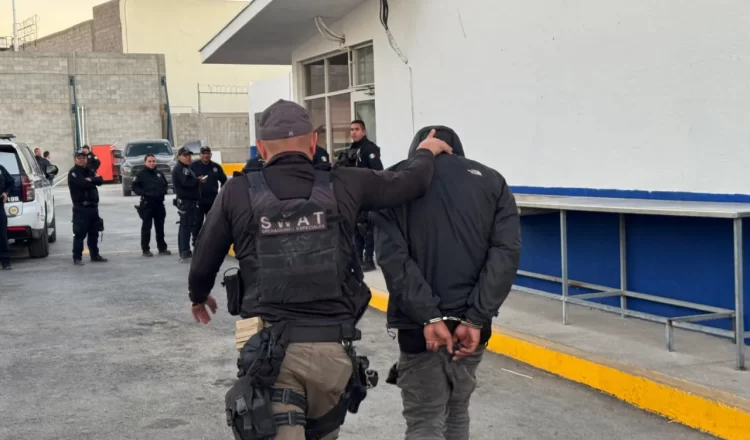 Los dos migrantes señalados como presuntos responsables del asesinato del oficial del Instituto Nacional de Migración (INM), Luis Alberto Olivas García, fueron detenidos y puestos a disposición de un juez federal. Durante su primera audiencia, celebrada el 2 de enero, los acusados, Carlos Arichuga S.M. y David Josué V., decidieron guardar silencio sobre los hechos y renunciaron a su derecho de recibir asistencia consular de sus países. A pesar de que uno de los imputados, Arichuga, tenía doble nacionalidad (venezolano y colombiano), no se solicitó la notificación a Venezuela ni a Colombia sobre el arresto.