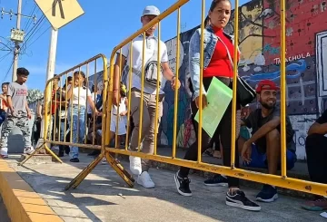 Migrantes varados en la frontera sur de México están tomando decisiones drásticas debido a la falta de permisos migratorios que les permitan continuar su camino hacia los Estados Unidos. Con las citas CBP One ya programadas hasta el 31 de enero y una nueva negativa a otorgar la Forma Migratoria Múltiple (FMM), muchos están organizando una nueva caravana masiva que podría iniciar en los próximos días, si las autoridades mexicanas no les ofrecen una solución.