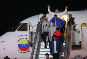 En un giro inesperado, este martes llegaron a Venezuela los primeros migrantes deportados de Estados Unidos tras las políticas de la administración de Donald Trump. La noticia ha tomado por sorpresa a muchos, ya que este es un paso concreto en la relación entre ambos países, marcando el regreso de cientos de venezolanos que fueron expulsados desde territorio estadounidense. Dos vuelos de la aerolínea estatal Conviasa fueron los encargados de transportar a los 190 deportados, quienes, según fuentes oficiales, son los primeros en ser repatriados después de que Richard Grenell, enviado especial de Trump, se reuniera con el presidente Nicolás Maduro a finales de enero.