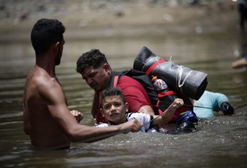 En un giro inesperado, casi un centenar de migrantes deportados por Estados Unidos han llegado recientemente a la selva del Darién. Este campamento, que originalmente fue diseñado como un punto de parada para los viajeros en su ruta hacia el norte, ha comenzado a ser el nuevo hogar de aquellos que, después de ser deportados por las autoridades estadounidenses, buscan un futuro incierto.