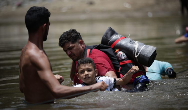 En un giro inesperado, casi un centenar de migrantes deportados por Estados Unidos han llegado recientemente a la selva del Darién. Este campamento, que originalmente fue diseñado como un punto de parada para los viajeros en su ruta hacia el norte, ha comenzado a ser el nuevo hogar de aquellos que, después de ser deportados por las autoridades estadounidenses, buscan un futuro incierto.