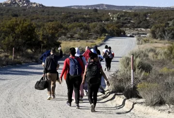 En México, tres estados se han convertido en focos rojos para los miles de migrantes irregulares que transitan por su territorio con destino a Estados Unidos. Tabasco, Chiapas y Baja California concentran el 85.9% de los migrantes sin estancia legal, pero lo que estos migrantes no siempre saben es que en esos mismos territorios, las organizaciones criminales se disputan ferozmente el control del paso, creando una situación de violencia extrema que pone en peligro la vida de quienes atraviesan esas rutas. La presencia de los cárteles de Sinaloa y Jalisco Nueva Generación ha complicado aún más la situación en estos estados, que, aunque son esenciales para los migrantes, también son territorios de guerra.