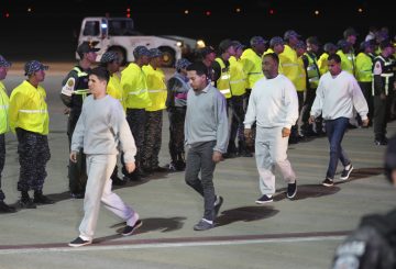 El jueves, Cuba vivió un evento significativo en el contexto de la migración y la diplomacia internacional. 104 migrantes cubanos fueron deportados desde Estados Unidos en un vuelo que aterrizó en el aeropuerto internacional José Martí, en La Habana. Esta es la primera vez que el gobierno cubano informa oficialmente sobre una operación de deportación por avión desde la llegada de Donald Trump a la presidencia en 2017, lo que marca un giro importante en las políticas migratorias entre ambos países.