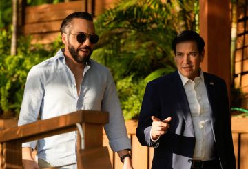 El presidente de El Salvador, Nayib Bukele, acaba de dar un paso que ha dejado boquiabiertos tanto a los gobiernos de América Latina como a las autoridades estadounidenses. En un acuerdo migratorio que ha sido calificado como el "más extraordinario" de su tipo, El Salvador aceptará a migrantes deportados por Estados Unidos, y lo que ha causado aún más revuelo, criminales violentos estadounidenses.