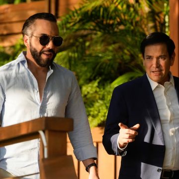 El presidente de El Salvador, Nayib Bukele, acaba de dar un paso que ha dejado boquiabiertos tanto a los gobiernos de América Latina como a las autoridades estadounidenses. En un acuerdo migratorio que ha sido calificado como el "más extraordinario" de su tipo, El Salvador aceptará a migrantes deportados por Estados Unidos, y lo que ha causado aún más revuelo, criminales violentos estadounidenses.