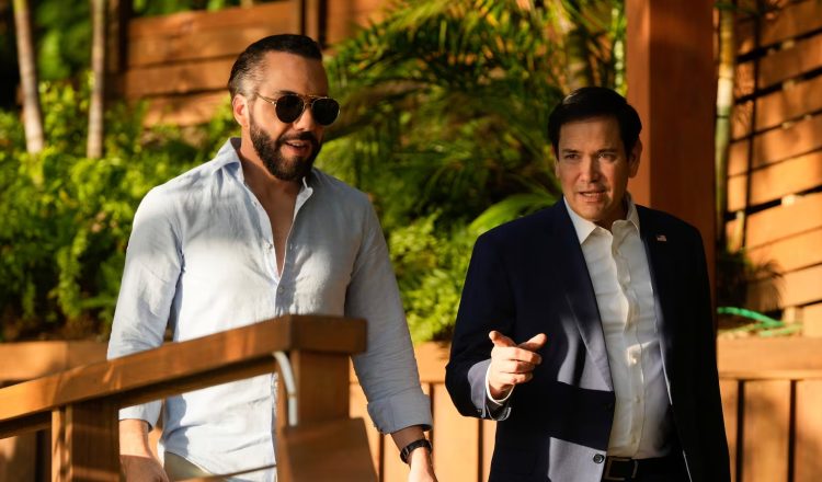 El presidente de El Salvador, Nayib Bukele, acaba de dar un paso que ha dejado boquiabiertos tanto a los gobiernos de América Latina como a las autoridades estadounidenses. En un acuerdo migratorio que ha sido calificado como el "más extraordinario" de su tipo, El Salvador aceptará a migrantes deportados por Estados Unidos, y lo que ha causado aún más revuelo, criminales violentos estadounidenses.