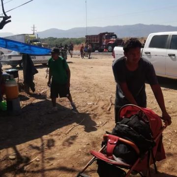 una caravana de 200 migrantes ha decidido emprender un viaje por carreteras de Oaxaca en busca de un futuro mejor en Estados Unidos. La travesía comenzó hace varios días en Tapachula, donde miles de migrantes luchan por escapar de la pobreza, la violencia y las difíciles condiciones sociales. La caminata de esta pequeña caravana de migrantes ya ha recorrido más de 23 kilómetros desde San Pedro Tapanatepec hasta Santo Domingo Zanatepec, en el corazón del Istmo.