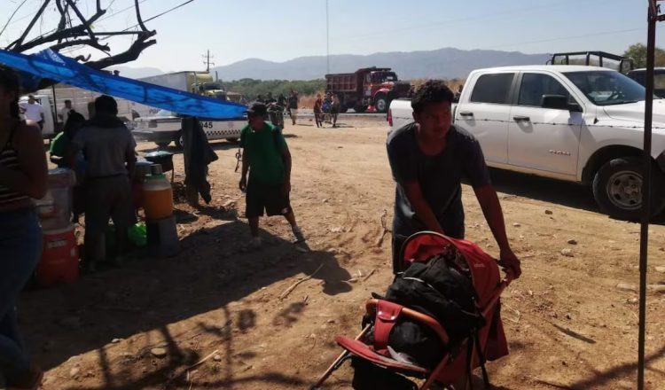 una caravana de 200 migrantes ha decidido emprender un viaje por carreteras de Oaxaca en busca de un futuro mejor en Estados Unidos. La travesía comenzó hace varios días en Tapachula, donde miles de migrantes luchan por escapar de la pobreza, la violencia y las difíciles condiciones sociales. La caminata de esta pequeña caravana de migrantes ya ha recorrido más de 23 kilómetros desde San Pedro Tapanatepec hasta Santo Domingo Zanatepec, en el corazón del Istmo.