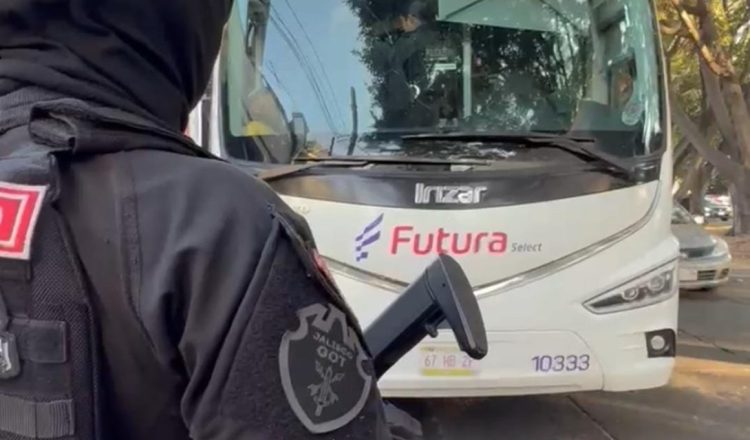 Un impactante incidente tuvo lugar en Jalisco cuando estudiantes de la Escuela Normal Rural de Atequiza desataron una persecución tras tomar tres camiones que transportaban migrantes. El motivo: un protesta para evitar el alza en las tarifas del transporte público federal. Lo que parecía ser una manifestación estudiantil terminó en un caos inesperado que involucró a migrantes, autoridades y a la Seguridad Nacional.