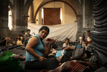 Miles de migrantes que han encontrado refugio en el campamento ubicado en la parroquia de Santa Cruz y Nuestra Señora de la Soledad en la alcaldía Venustiano Carranza continúan en la misma situación de incertidumbre. Instalados en casas de campaña y refugios improvisados hechos con cartón y plástico negro, estos migrantes aseguran no haber recibido información alguna de las autoridades capitalinas sobre su posible reubicación en los albergues prometidos por la jefa de Gobierno de la Ciudad de México, Clara Brugada Molina.