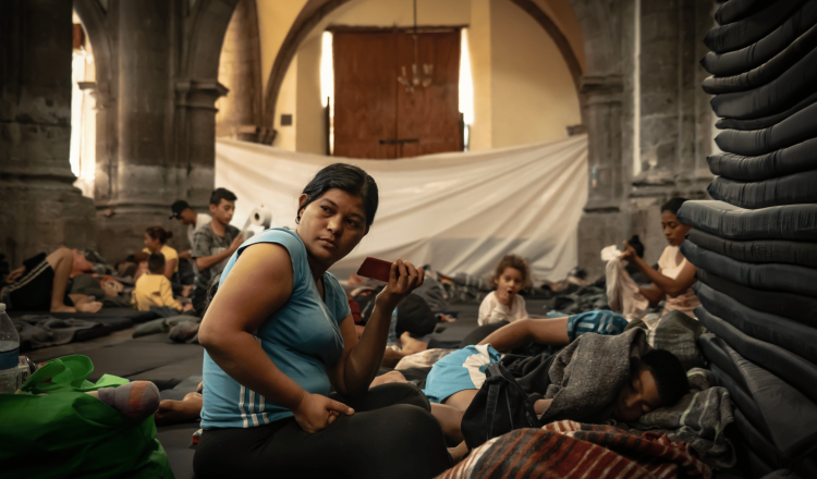 Miles de migrantes que han encontrado refugio en el campamento ubicado en la parroquia de Santa Cruz y Nuestra Señora de la Soledad en la alcaldía Venustiano Carranza continúan en la misma situación de incertidumbre. Instalados en casas de campaña y refugios improvisados hechos con cartón y plástico negro, estos migrantes aseguran no haber recibido información alguna de las autoridades capitalinas sobre su posible reubicación en los albergues prometidos por la jefa de Gobierno de la Ciudad de México, Clara Brugada Molina.