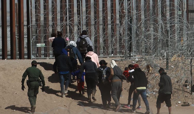 En un movimiento que está generando gran controversia, el gobierno de Estados Unidos ha anunciado un cambio en su enfoque para las redadas migratorias, centrando sus esfuerzos en familias migrantes y menores no acompañados que ingresaron al país sin autorización. De acuerdo con fuentes cercanas al gobierno, el Servicio de Inmigración y Control de Aduanas (ICE) ejecutará operaciones para arrestar a adultos y niños que ya cuentan con órdenes de expulsión.