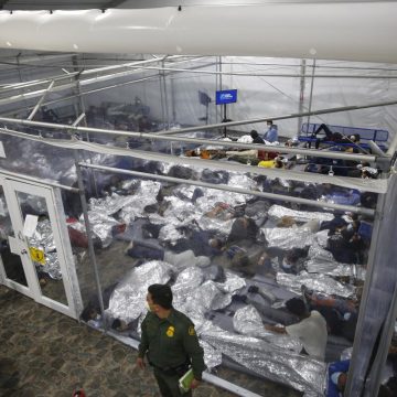 "¡La caída de los arrestos es innegable!" Así lo dijo Gloria Chávez, jefa de la Patrulla Fronteriza, al anunciar el cierre del controvertido Centro de Detención de Migrantes en Donna, Texas, que procesó a casi 611 mil migrantes ilegales en los últimos cuatro años. Esta instalación, que inicialmente fue diseñada como una solución temporal, se convirtió en un símbolo del aumento sin precedentes de la inmigración ilegal en la región. Pero ahora, con la caída de los arrestos, el centro que alguna vez fue vital para las operaciones de la Patrulla Fronteriza se ve obligado a cerrar sus puertas.