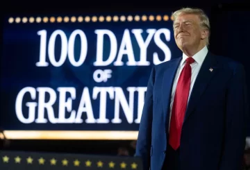 El presidente Donald Trump celebró este martes los primeros 100 días de su nuevo mandato proclamándolos como un "triunfo histórico". Sin embargo, diversos sectores lo acusan de llevar a Estados Unidos al borde de una crisis constitucional, debilitando su economía y deteriorando el orden diplomático internacional. Para marcar el hito, firmó nuevas órdenes ejecutivas contra ciudades santuario, despidió a científicos dedicados al cambio climático y forzó la salida de funcionarios de derechos civiles.