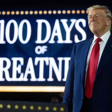 El presidente Donald Trump celebró este martes los primeros 100 días de su nuevo mandato proclamándolos como un "triunfo histórico". Sin embargo, diversos sectores lo acusan de llevar a Estados Unidos al borde de una crisis constitucional, debilitando su economía y deteriorando el orden diplomático internacional. Para marcar el hito, firmó nuevas órdenes ejecutivas contra ciudades santuario, despidió a científicos dedicados al cambio climático y forzó la salida de funcionarios de derechos civiles.