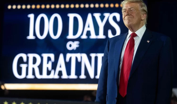 El presidente Donald Trump celebró este martes los primeros 100 días de su nuevo mandato proclamándolos como un "triunfo histórico". Sin embargo, diversos sectores lo acusan de llevar a Estados Unidos al borde de una crisis constitucional, debilitando su economía y deteriorando el orden diplomático internacional. Para marcar el hito, firmó nuevas órdenes ejecutivas contra ciudades santuario, despidió a científicos dedicados al cambio climático y forzó la salida de funcionarios de derechos civiles.