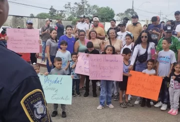 Un grupo de migrantes venezolanos varados en Tapachula, Chiapas, lleva semanas esperando una respuesta clara del Instituto Nacional de Migración (INM) para poder regresar a su país. Aunque el gobierno mexicano ha anunciado vuelos humanitarios, los migrantes denuncian que estos traslados solo incluyen a quienes están en Ciudad de México, dejando fuera a los que sobreviven en la frontera sur. Frente a la estación migratoria Siglo XXI, más de 250 personas se manifestaron pacíficamente, exigiendo una solución concreta.