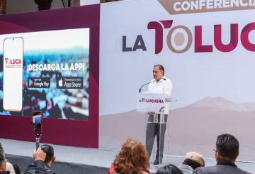 El Presidente Municipal de Toluca, Ricardo Moreno Bastida, presentó la aplicación móvil Toluca en tus Manos, una herramienta tecnológica, accesible para toda la población a través de teléfono celular que permitirá obtener información y trámites de 43 servicios públicos de 12 áreas del ayuntamiento.