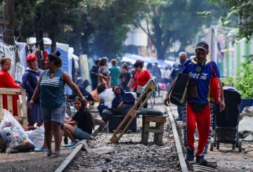 La mayoría de los migrantes refugiados en el campamento de Vallejo, en la alcaldía Gustavo A. Madero, se niega a ser trasladada al albergue Vasco de Quiroga en Tepito, pese a la advertencia de la Coordinación de Movilidad Humana del gobierno capitalino de que el asentamiento será desmantelado en los próximos días. La resistencia creció luego de que abogados del Instituto Federal de Defensoría Pública (IFDP) lograron una suspensión definitiva que frena, al menos de momento, cualquier desalojo forzoso.