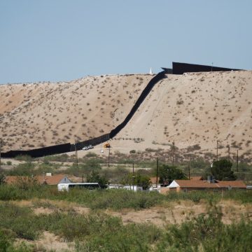Un nuevo frente legal se abre contra los migrantes detenidos recientemente en el sur de Nuevo México: el gobierno de Estados Unidos les ha imputado cargos penales adicionales por ingresar sin autorización a una zona de defensa nacional, tras la reciente militarización de un corredor fronterizo que ahora se considera una extensión de Fort Huachuca, en