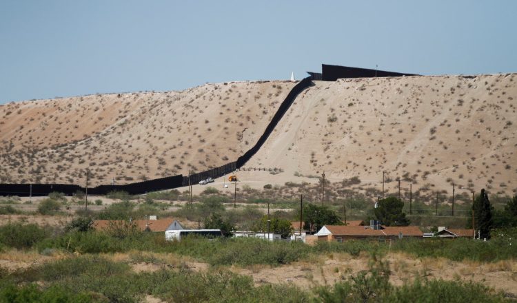 Un nuevo frente legal se abre contra los migrantes detenidos recientemente en el sur de Nuevo México: el gobierno de Estados Unidos les ha imputado cargos penales adicionales por ingresar sin autorización a una zona de defensa nacional, tras la reciente militarización de un corredor fronterizo que ahora se considera una extensión de Fort Huachuca, en