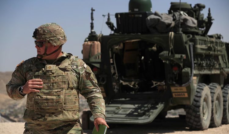 La frontera entre Estados Unidos y México, particularmente en la región de Texas, ha sido transformada en un escenario intimidante con el despliegue de 200 vehículos blindados Stryker. Esta acción, llevada a cabo por un operativo conjunto entre el Departamento de Defensa de EEUU y la Patrulla Fronteriza, ha generado reacciones encontradas. Mientras las autoridades aseguran que la medida fortalecerá la seguridad, en las calles de Ciudad Juárez, Chihuahua, se vive una creciente sensación de incertidumbre y miedo entre los migrantes que buscan cruzar hacia el norte.